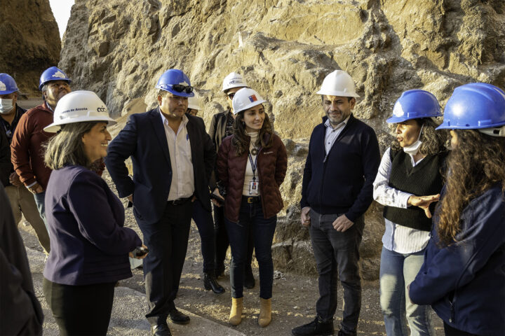 Cuevas de Anzota In situ alcalde, concejales ys Seremi del MOP, vieron desgaste del sendero de Cuevas de Anzota
